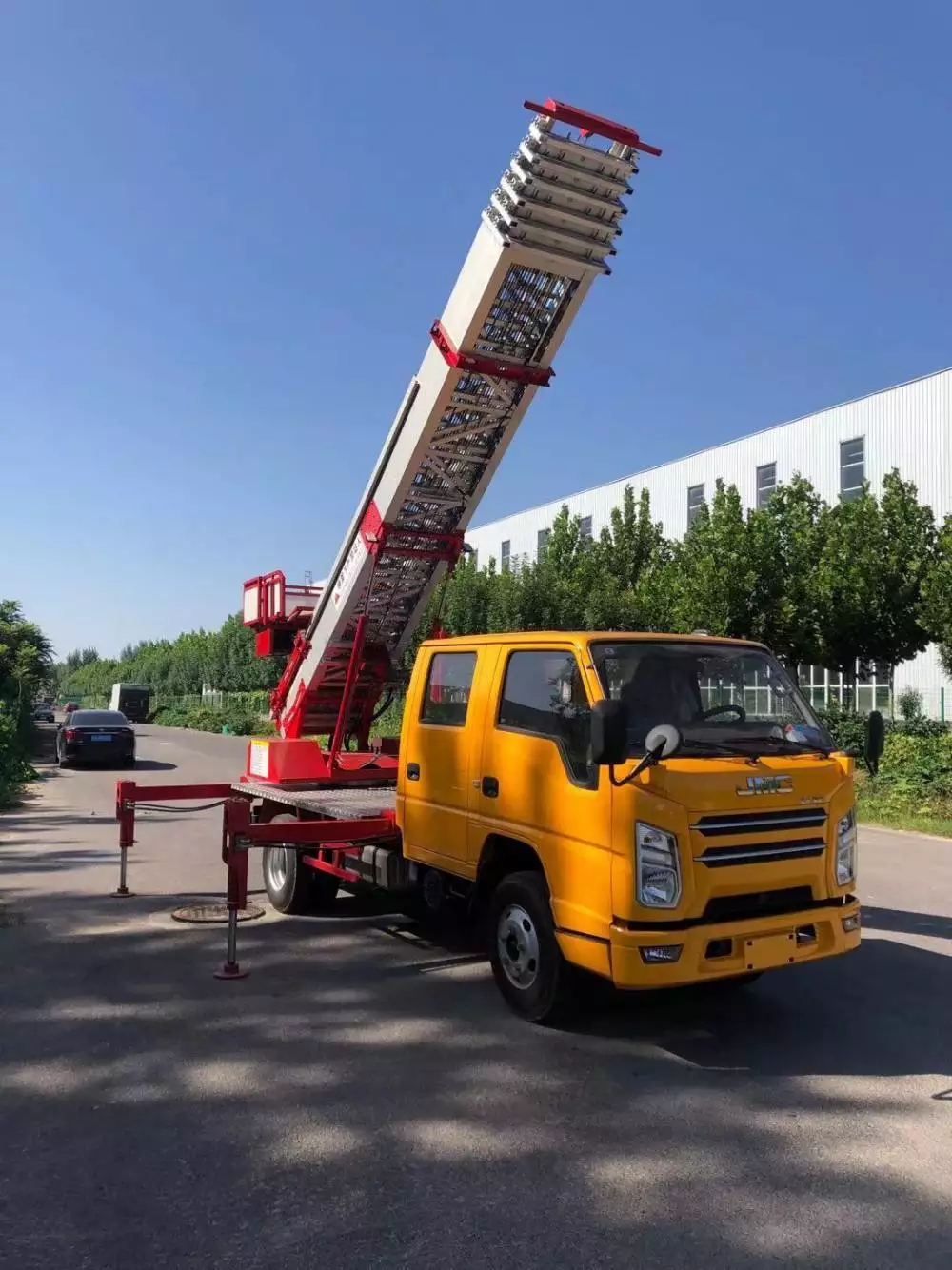 常熟附近的云梯车出租服务：轻松解决高空作业需求